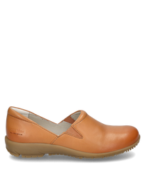 La scarpa bassa in pelle liscia marrone chiaro è dotata di una pratica chiusura con elastico. La suola comoda è di un beige chiaro e offre un comfort ottimale.