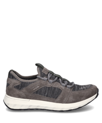 Sneaker grigio con lacci realizzato in una combinazione di suede e mesh traspirante. La scarpa si distingue per una comoda suola bianca e dettagli di cucitura discreti.