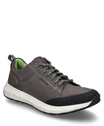 La sneaker est fabriquée en cuir lisse gris avec une doublure intérieure verte et dispose d'un laçage. Les caractéristiques particulières sont le capuchon de orteil noir contrastant et la semelle blanche.