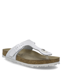 Witte teenslipper met een gestructureerde bovenkant en een verstelbare gesp. De sandaal heeft een bruine kurken zool en een witte profielzool.