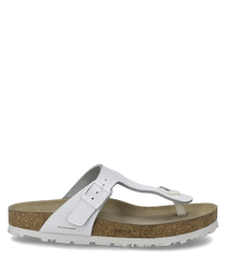 Witte teenslipper met een gestructureerde bovenkant en een verstelbare gesp. De sandaal heeft een bruine kurken zool en een witte profielzool.