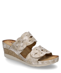 Sandales en cuir beige avec fermeture Velcro. Semelle compensée texturée pour un confort optimal et design perforé élégant.