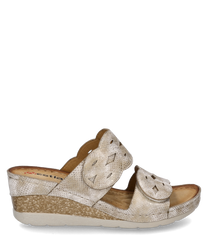 Sandales en cuir beige avec fermeture Velcro. Semelle compensée texturée pour un confort optimal et design perforé élégant.