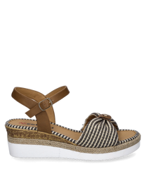 Sandalias de cuña con correa ajustable de hebilla. Diseño a rayas en tonos marrón y beige con suela de plataforma blanca y detalles de yute.