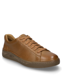 Una sneaker color cammello in pelle con lacci che si distingue per la sua superficie liscia e la suola a contrasto. La scarpa ha una forma piatta ed è ideale per un look casual ma elegante.