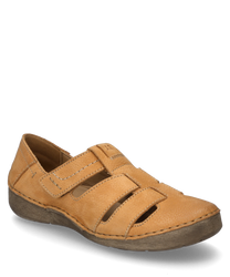 La chaussure basse en cuir marron clair dispose d'une fermeture velcro pratique. La conception ouverte avec des découpes latérales assure une bonne ventilation et un confort de port agréable.