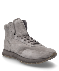 Graue Stiefelette mit Schnürung aus weichem Wildleder. Der Schuh hat eine hellgraue profilierte Sohle für besseren Halt.