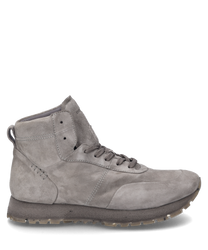 Graue Stiefelette mit Schnürung aus weichem Wildleder. Der Schuh hat eine hellgraue profilierte Sohle für besseren Halt.