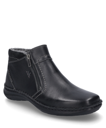 La bottine noire est en cuir de haute qualité et dispose d'une fermeture éclair pratique sur le côté. La chaussure a une couture claire et une doublure chaude qui assure le confort.