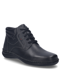 El zapato negro de cuero presenta un clásico sistema de cordones y una costura robusta que asegura durabilidad. El diseño sencillo se complementa con finos detalles en los laterales que le otorgan un toque elegante al zapato.