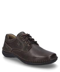 La chaussure basse est fabriquée en cuir marron foncé et présente un laçage délicat. La semelle robuste et le logo discret en relief sur le côté confèrent à la chaussure un look classique.