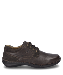 La chaussure basse est fabriquée en cuir marron foncé et présente un laçage délicat. La semelle robuste et le logo discret en relief sur le côté confèrent à la chaussure un look classique.