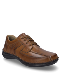 La chaussure demi en couleur cognac est en cuir lisse avec lacets. Les détails de couture et la semelle douce lui confèrent un aspect élégant et en même temps confortable.