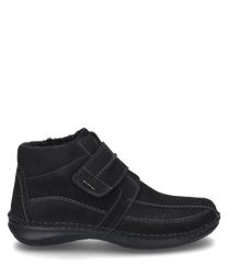 Schwarze Stiefelette aus Leder mit Klettverschluss sichtbaren Nähten und flachem Absatz. Das Innenfutter besteht aus weichem Material für zusätzlichen Komfort.