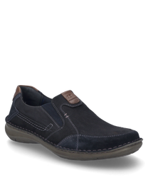 Questo slipper in combinazione blu scuro è realizzato in un materiale morbido e dispone di un pratico elastico. Le caratteristiche speciali sono le cuciture a contrasto e il rinforzo del tallone marrone.