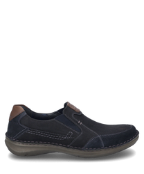 Questo slipper in combinazione blu scuro è realizzato in un materiale morbido e dispone di un pratico elastico. Le caratteristiche speciali sono le cuciture a contrasto e il rinforzo del tallone marrone.