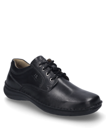 El zapato de media altura está hecho de cuero negro y cuenta con un sistema de cordones. El diseño es sencillo y elegante con una superficie lisa y costuras discretas.