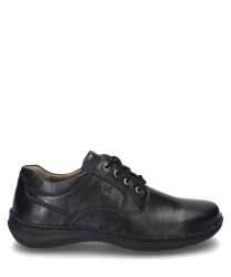 El zapato de media altura está hecho de cuero negro y cuenta con un sistema de cordones. El diseño es sencillo y elegante con una superficie lisa y costuras discretas.