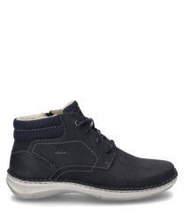 Die dunkelblau-kombinierte Stiefelette besteht aus hochwertigem Leder mit einer feinen Schnürung. Besondere Merkmale sind die kontrastierenden Nähte und die robuste helle Sohle die für einen modernen Look sorgt.
