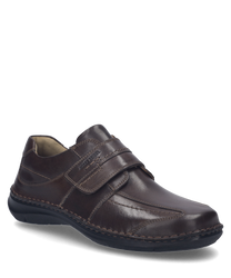 Der Halbschuh in der Farbe Tabak ist aus hochwertigem Leder gefertigt und verfügt über einen praktischen Klettverschluss. Die feinen Nähte und die robuste Sohle verleihen ihm ein elegantes und zugleich komfortables Design.