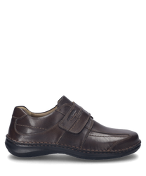 Der Halbschuh in der Farbe Tabak ist aus hochwertigem Leder gefertigt und verfügt über einen praktischen Klettverschluss. Die feinen Nähte und die robuste Sohle verleihen ihm ein elegantes und zugleich komfortables Design.
