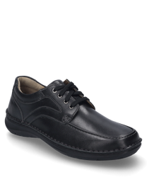 La chaussure basse est fabriquée en cuir noir et dispose d'un laçage. La couture élégante et la tige rembourrée offrent confort et style.