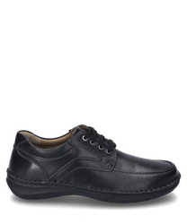 La chaussure basse est fabriquée en cuir noir et dispose d'un laçage. La couture élégante et la tige rembourrée offrent confort et style.