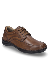La chaussure basse de couleur cognac est en cuir lisse avec des lacets. Les détails de couture et la semelle noire robuste confèrent à la chaussure un aspect classique et élégant.