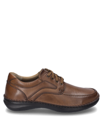 La chaussure basse de couleur cognac est en cuir lisse avec des lacets. Les détails de couture et la semelle noire robuste confèrent à la chaussure un aspect classique et élégant.