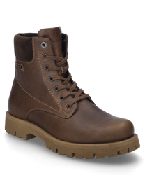 De cognackleurige leren enkellaars heeft een robuuste vetersluiting en een grof geprofileerde zool. De schoen heeft een afgezette schacht van donker suede wat zorgt voor extra comfort.