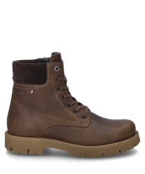 De cognackleurige leren enkellaars heeft een robuuste vetersluiting en een grof geprofileerde zool. De schoen heeft een afgezette schacht van donker suede wat zorgt voor extra comfort.