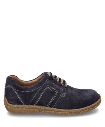 The half shoe made of dark blue denim features a sturdy light brown sole and classic lacing. Visible white stitching adds a fashionable accent.