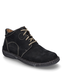 La bota negra está hecha de cuero de alta calidad y presenta una costura visible. Está equipada con una práctica cremallera que permite ponerla y quitarla fácilmente.