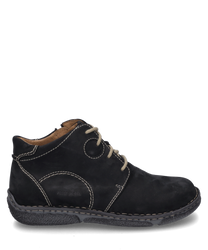 La bota negra está hecha de cuero de alta calidad y presenta una costura visible. Está equipada con una práctica cremallera que permite ponerla y quitarla fácilmente.