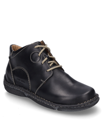 Die schwarze Stiefelette besteht aus hochwertigem Leder und zeigt eine sichtbare Nahtverarbeitung. Sie verfügt über einen praktischen Reißverschluss an der Seite für einfaches An- und Ausziehen.