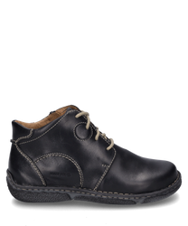 Die schwarze Stiefelette besteht aus hochwertigem Leder und zeigt eine sichtbare Nahtverarbeitung. Sie verfügt über einen praktischen Reißverschluss an der Seite für einfaches An- und Ausziehen.
