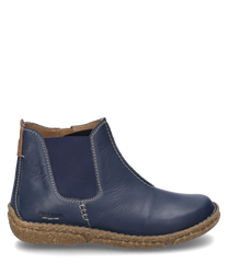 La bota en color Océano está hecha de cuero liso y cuenta con una cremallera lateral. Tiene una suela robusta y costuras en contraste que le dan un acento especial al diseño.