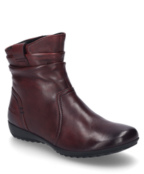 La bota en color Amarena está hecha de cuero de alta calidad y presenta un brillo sutil. Cuenta con una práctica cremallera lateral para facilitar el calzado y descalzado.