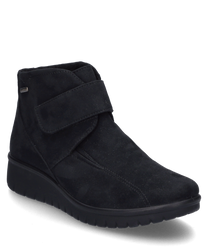Zwarte halfhoge schoen met klittenbandsluiting van zacht mat materiaal. De schoen heeft een robuuste zool en een minimalistische moderne uitstraling.