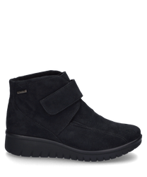 Zwarte halfhoge schoen met klittenbandsluiting van zacht mat materiaal. De schoen heeft een robuuste zool en een minimalistische moderne uitstraling.