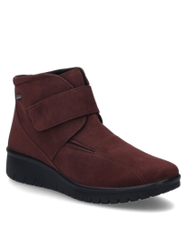 La chaussure basse de couleur bordeaux est fabriquée en un matériau doux et de haute qualité et dispose d'une fermeture velcro pratique. La chaussure a une semelle noire robuste et des coutures décoratives discrètes qui lui donnent un look classique.