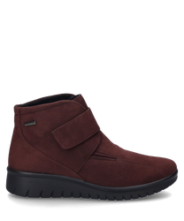 La chaussure basse de couleur bordeaux est fabriquée en un matériau doux et de haute qualité et dispose d'une fermeture velcro pratique. La chaussure a une semelle noire robuste et des coutures décoratives discrètes qui lui donnent un look classique.