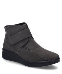 El zapato de media altura en color grafito está hecho de un material suave y cuenta con un práctico cierre de velcro. La suela es robusta y ofrece un buen agarre mientras que el diseño discreto es versátil para combinar.