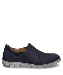 Le chausson de couleur Océan est fabriqué dans un matériau doux de couleur bleu foncé avec une fermeture élastique. La semelle est robuste et de couleur gris clair ce qui donne à la chaussure un look sportif.