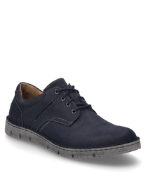 The shoe is in the color Ocean and features lacing. The upper material is made of a smooth leather imitation accentuated by subtle stitching.