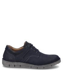 The shoe is in the color Ocean and features lacing. The upper material is made of a smooth leather imitation accentuated by subtle stitching.