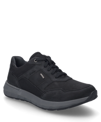 Le sneaker noir se distingue par son design épuré et son laçage robuste. La tige combine un aspect textile et cuir ce qui donne à la chaussure un look moderne.