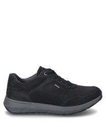 Le sneaker noir se distingue par son design épuré et son laçage robuste. La tige combine un aspect textile et cuir ce qui donne à la chaussure un look moderne.