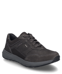 La sneaker de couleur titane se distingue par son design robuste et son système de laçage. La tige est en tissu de haute qualité offrant confort et durabilité.