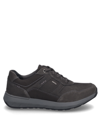 La sneaker de couleur titane se distingue par son design robuste et son système de laçage. La tige est en tissu de haute qualité offrant confort et durabilité.